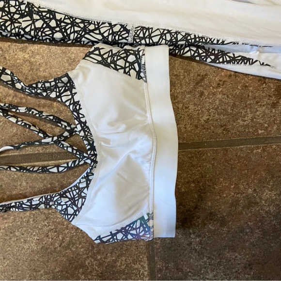 HOLOGEAR SZ 2 SET SPORTS BRA + SMALL LEGGINGS ATHLETIC WEAR WHITE BLACK TRENDY - Picture 8 of 9